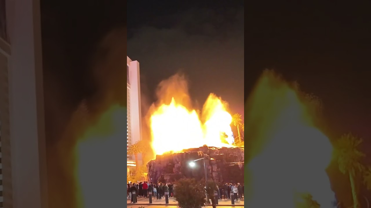 Volcano show at Mirage Hotel and Casino Front View Across The Street #volcano #lasvegas #shorts